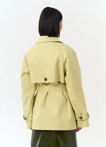 Женский укороченный плащ с поясом фото