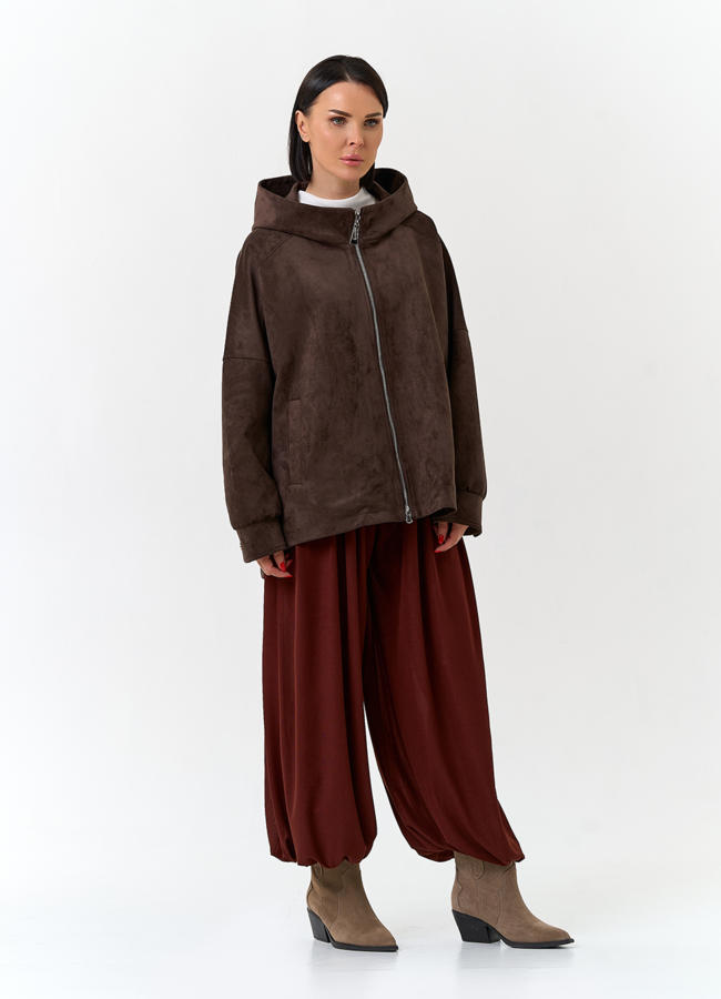 Женская куртка из эко замши с капюшоном модель № 32881 в рассрочку