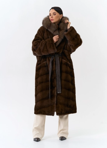 Шуба из меха норки с капюшоном из меха куницы фото
