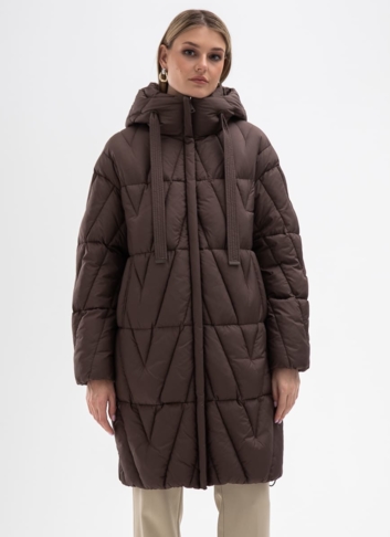 Женский пуховик коричневого цвета с капюшоном