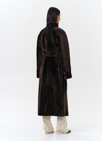 Женская дубленка с декоративным поясом