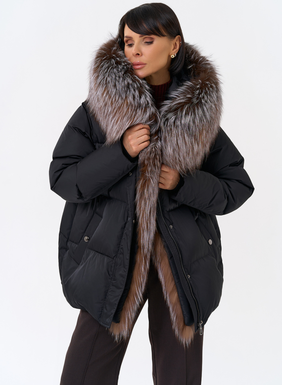 Женский пуховик с отделкой из меха блюфрост