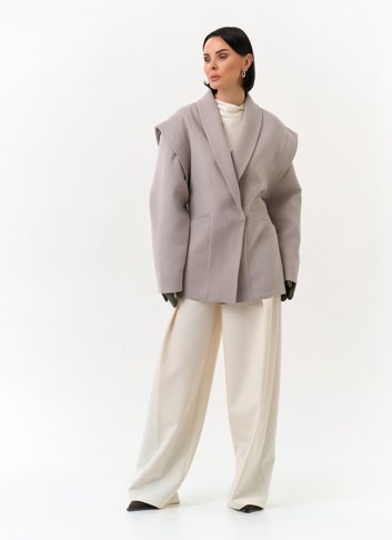 Женское укороченное пальто с акцентными плечами