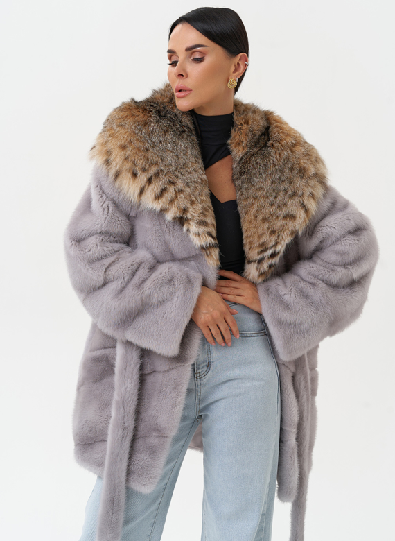Женская шуба из меха норки с капюшоном из меха рыси