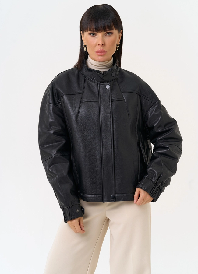Женский пуховик из натуральной кожи черного цвета модель № 31691 меха малина