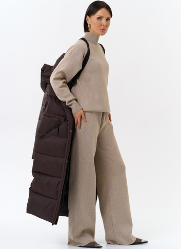 Женский пуховик коричневого цвета с капюшоном