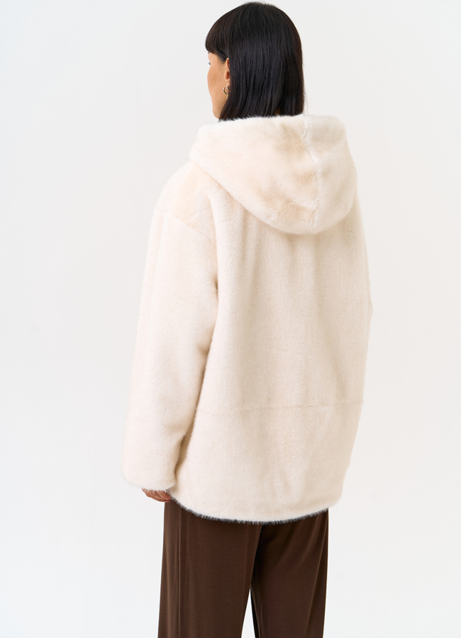 Женская светлая куртка из эко меха с капюшоном модель № 31231 в рассрочку