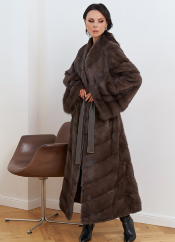Женская длинная шуба с отделкой из меха куницы