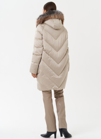 Светлый пуховик с мехом чернобурки