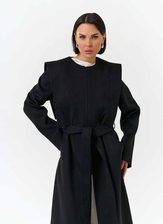 Женское длинное пальто с акцентными плечами