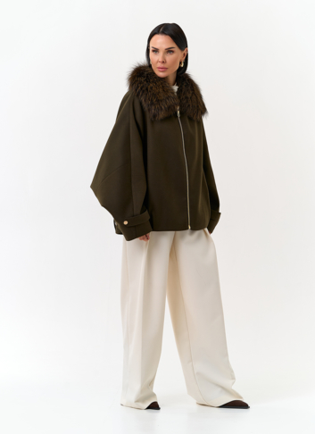 Женское укороченное пальто с отделкой из меха лисы