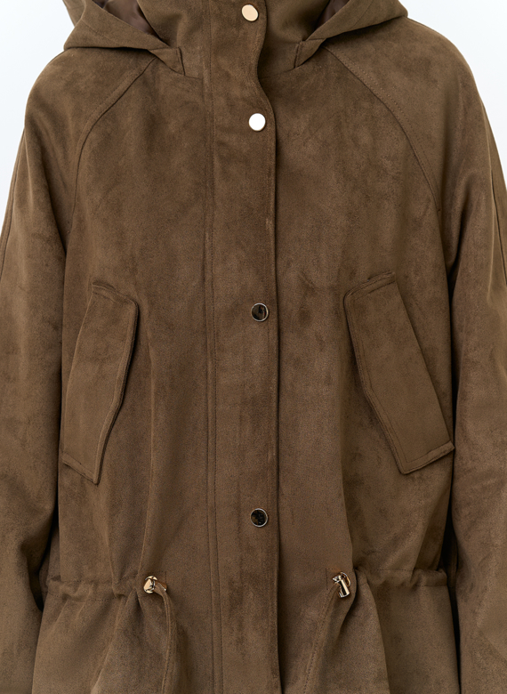 Женская утепленная куртка из эко замши с капюшоном