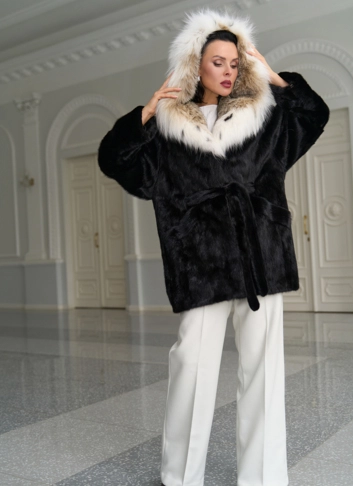 Женская шуба из меха норки с капюшоном из меха рыси фото