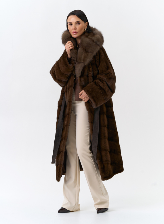 Шуба из меха норки с капюшоном из меха куницы