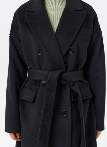 Женское двубортное пальто черного цвета