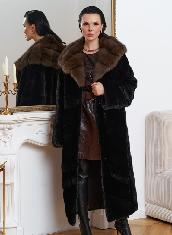 Шуба из норки с капюшоном из меха куницы