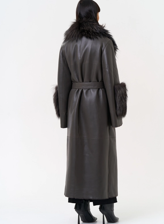 Женская натуральная дубленка с отделкой из меха лисы