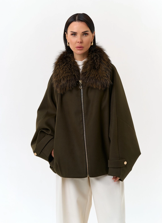 Женское укороченное пальто с отделкой из меха лисы