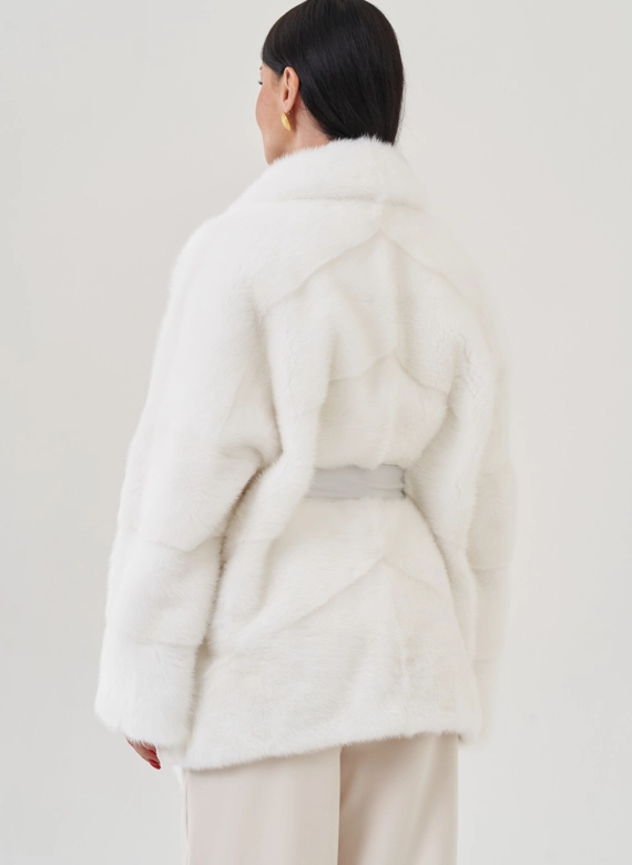 Шуба из меха норки белого цвета