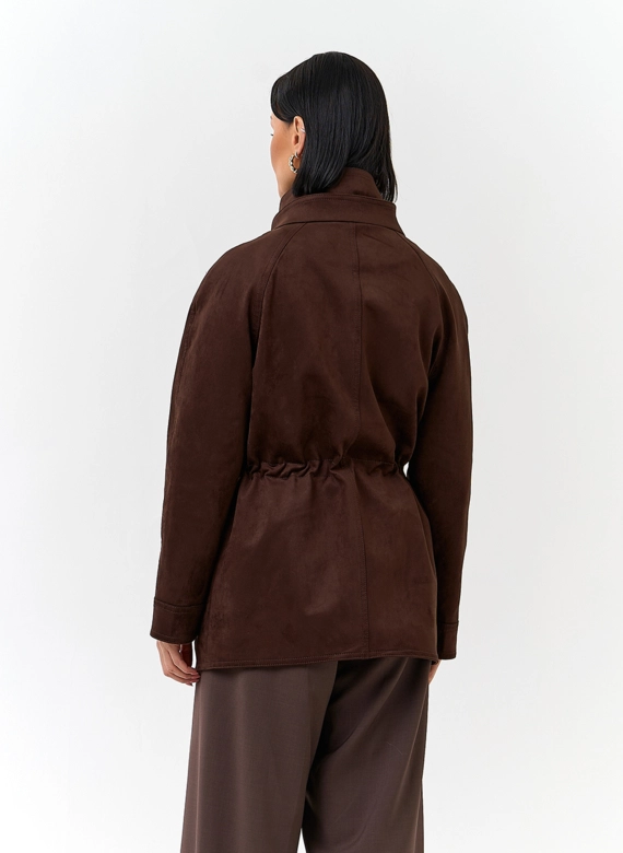 Женская куртка из эко замши с воротником стойкой