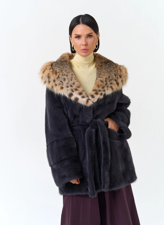 Женская шуба из меха норки с капюшоном из меха рыси фото
