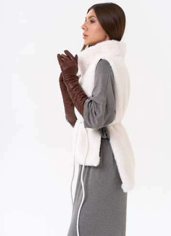 Женская манишка из эко меха в светлом цвете