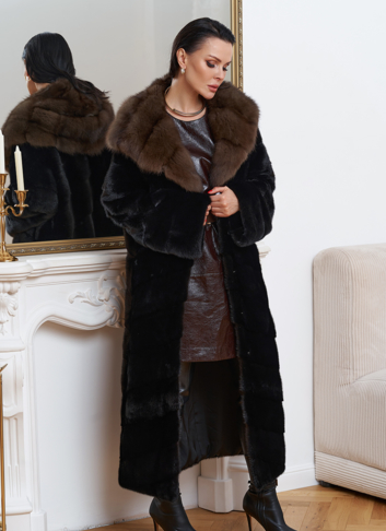 Шуба из норки с капюшоном из меха куницы