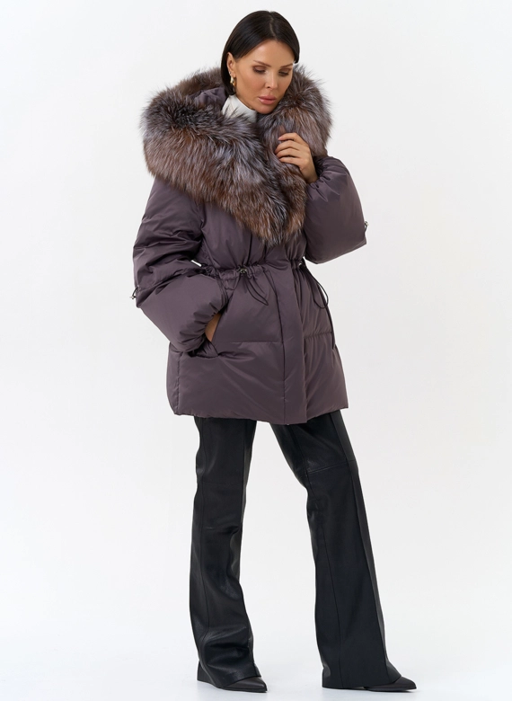 Женский пуховик с капюшоном из меха блюфрост