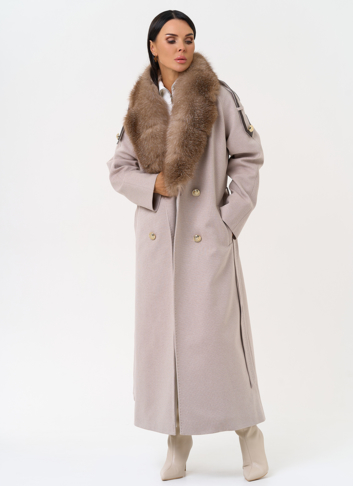 Утепленное женское пальто с английским воротником из меха фроста