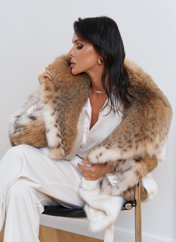 Женская белая шуба из меха норки с отделкой из меха рыси