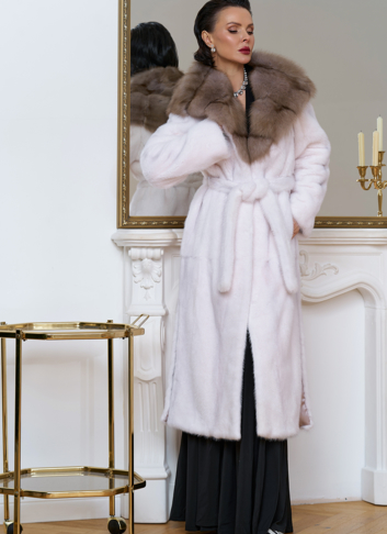 Белая шуба из норки с куницей