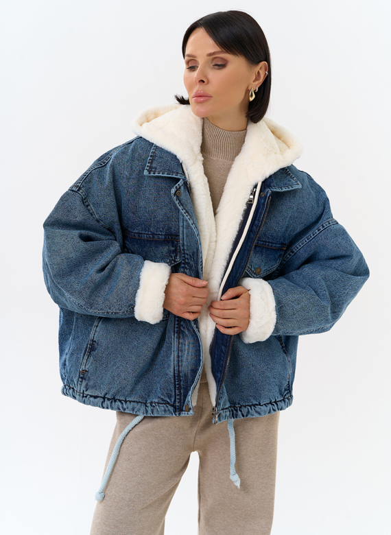 Женская утепленная джинсовая куртка с отделкой из эко меха